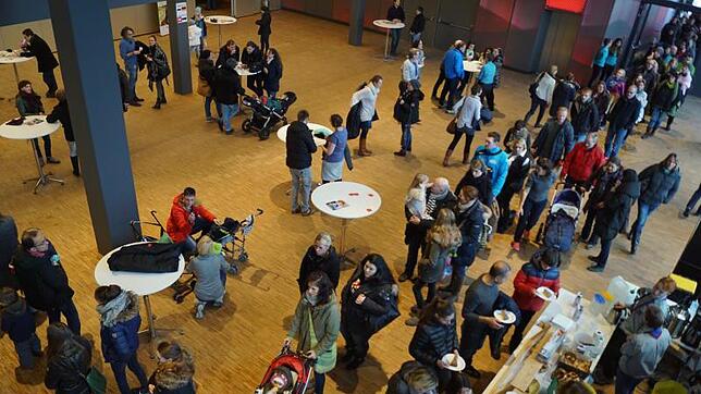 Bei der Typisierung reichte die Schlange im Foyer des Bodenseeforums oft bis zum Eingang (oben rechts). Die DKMS hatte gemeinsam mit ...