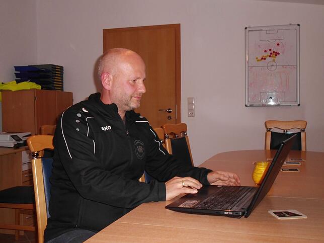 Jürgen Simon bei der organisatorischen Arbeit am PC.