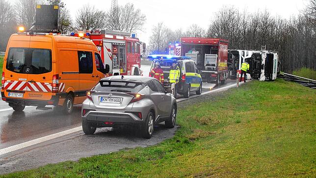 Die Feuerwehr war mit acht Fahrzeugen zu dem umgekippten Lkw ausgerückt.