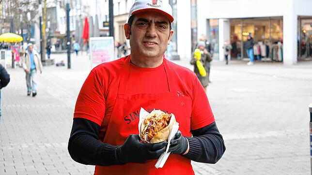 In Singen gibt es auffällig viele Dönerbuden. Das Singener Dönerhaus von Inhaber Bektas Öz ist eine davon.