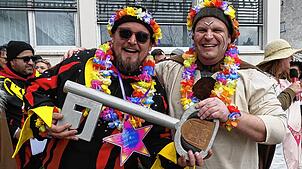 Bürgermeister Dominic Böhler übergibt den Rathausschlüssel an den Obernarren Nico Holzscheiter.