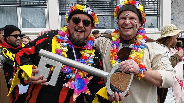 Bürgermeister Dominic Böhler übergibt den Rathausschlüssel an den Obernarren Nico Holzscheiter.