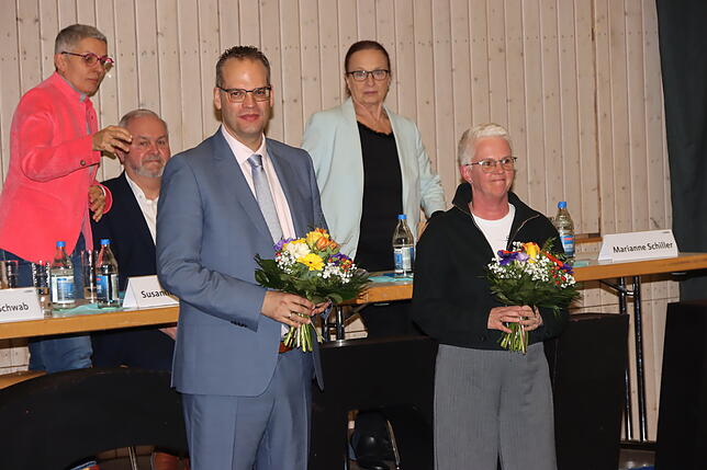 Freude bei Kandidat Andreas Braun und Ersatzkandidatin Stephanie Martin (vorne). Hinten auf dem Podium die Mitglieder des CDU ...