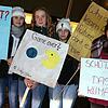 Kreativ: Diese vier Demonstrantinnen beziehen mit ihren Schildern klar Stellung.