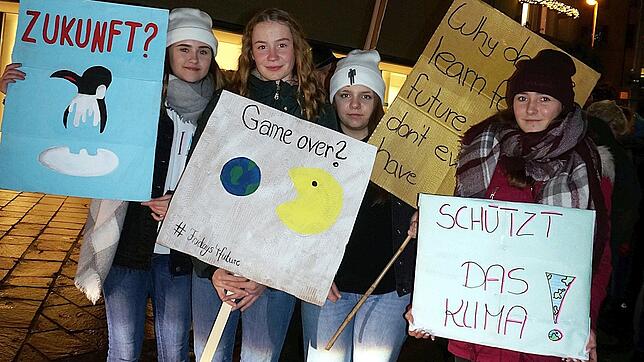 Kreativ: Diese vier Demonstrantinnen beziehen mit ihren Schildern klar Stellung.