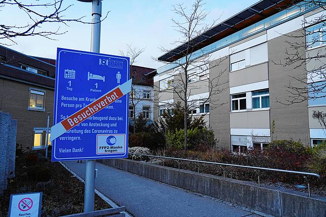 Im Klinikum Tuttlingen herrscht Besuchsverbot – zu groß ist die Gefahr, dass Menschen von außen das Coronavirus ins Haus tragen. ...