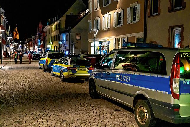 Dutzende von Einsatzkräften sind in der Färberstraße in der Nacht zu Freitag.