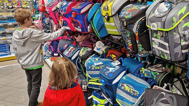 Bald geht die Schule wieder los! Familien besorgen in diesen Tagen fleißig Hefte und Stifte, manche auch noch einen Schulranzen.