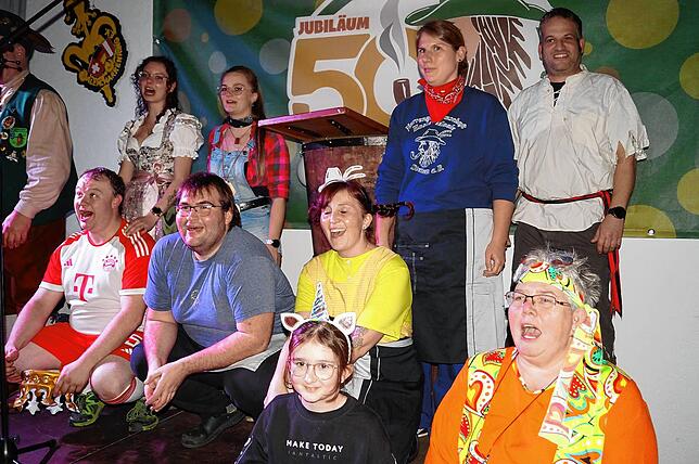 Alle Helfer des Kuttelessens versammeln sich auf der Bühne.