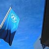 Eine Fahne mit dem Logo des Automobilzulieferers ZF weht vor der Konzernzentrale in Friedrichshafen. Am Donnerstag stellt der Konzern ...