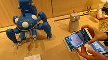 Auch den blaue, spinnenartige Roboter gibt's im Kaufhaus Takashimaya in Tokio.