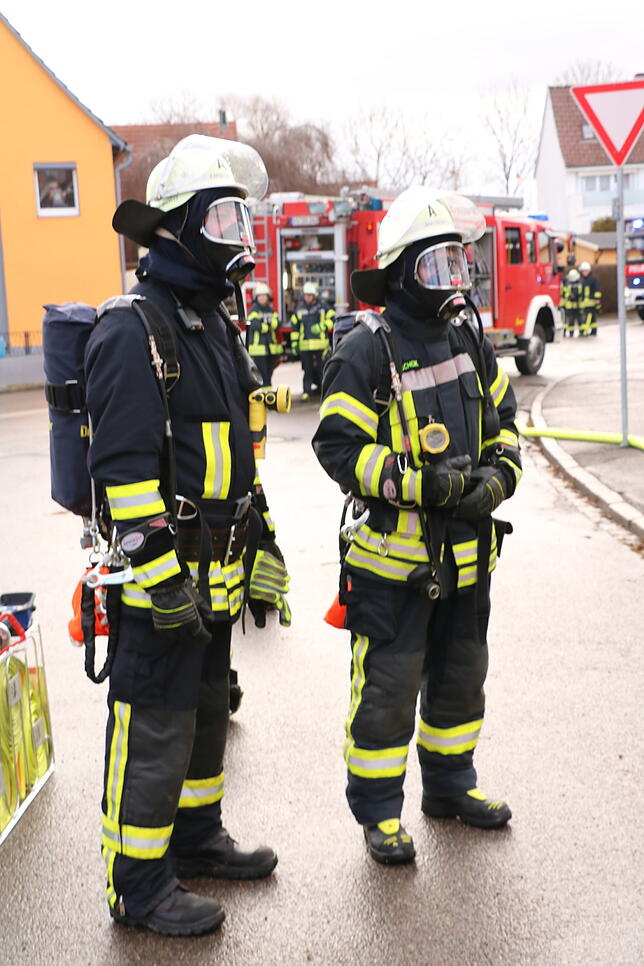 Zwei Atemschutzträger sind einsatzbereit.