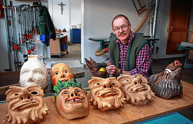 Der Owinger Maskenschnitzer fertigt die Holzlarven von rund 100 Zünften im ganzen schwäbisch-alemannischen Raum.