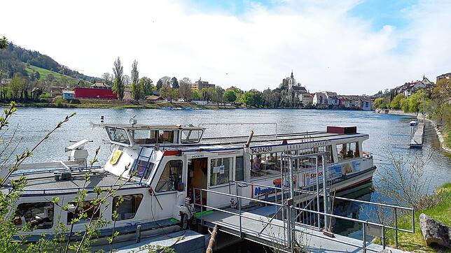 Die &bdquo;Löwe von Laufenburg&ldquo; an ihrem Liegeplatz am Andelsbach. Zu seinen ersten Ausflugsfahrten dieses Jahr wird das Schiff ...