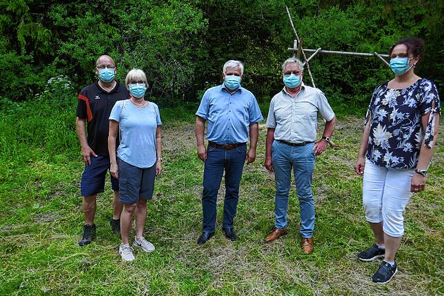 Harald Krebs, Gemeinderätin Britta Krebs, die Geschäftsführer der Tannheimer Nachsorgeklinik, Thomas Müller und Roland Wehrle, sowie ...