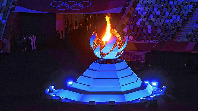 Die Olympische Flamme während der Abschlusszeremonie in Tokio.