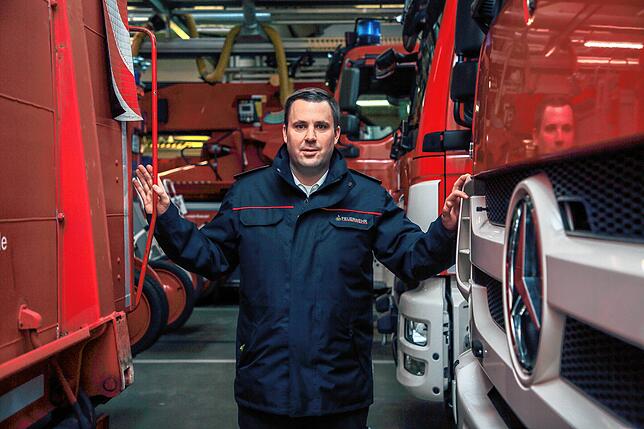 Wie eng es im Feuerwehrhaus tatsächlich zugeht, zeigt Kommandant Mario Dutzi. Viel Abstand zwischen den Einsatzfahrzeugen ist nicht.
