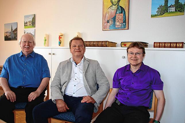Die beiden Leiter der Seelsorgeeinheit Pfarrer Veit Rutkowski (links) und Frank Malzacher (rechts) stellen mit dem stellvertretenden ...