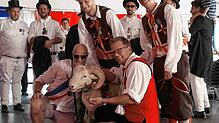 Das Schlussbild: Bockgewinner Joe Keller (links kniend) mit seinem Bock &bdquo;Andreas der Kameradschaftliche&ldquo;, Bockgötti Andreas ...