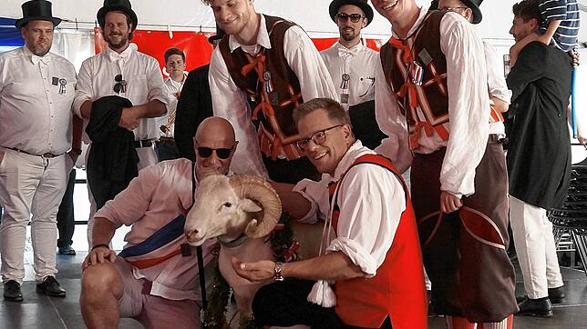 Das Schlussbild: Bockgewinner Joe Keller (links kniend) mit seinem Bock &bdquo;Andreas der Kameradschaftliche&ldquo;, Bockgötti Andreas ...