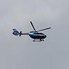 Ein Polizeihubschrauber kreist über Mönchweiler. (Symbolbild) Bei St. Blasien suchte die Polizei mit Helikopter und Spürhunden nach ...