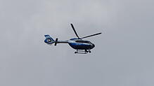 Ein Polizeihubschrauber kreist über Mönchweiler. (Symbolbild) Bei St. Blasien suchte die Polizei mit Helikopter und Spürhunden nach ...