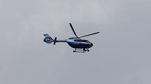 Ein Polizeihubschrauber kreist über Mönchweiler. (Symbolbild) Bei St. Blasien suchte die Polizei mit Helikopter und Spürhunden nach ...