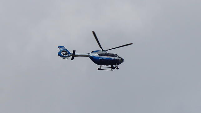 Ein Polizeihubschrauber kreist über Mönchweiler. (Symbolbild) Bei St. Blasien suchte die Polizei mit Helikopter und Spürhunden nach ...