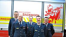 Der neue Abteilungskommandant Nils Jäger und Vize Christopher Sieber (vorn, von links). Dahinter (von links): Gesamtkommandant Tobias ...