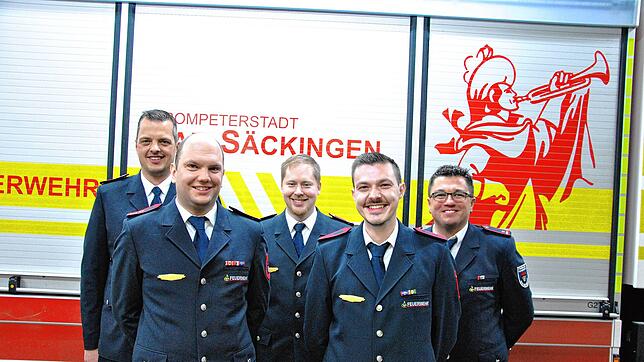 Der neue Abteilungskommandant Nils Jäger und Vize Christopher Sieber (vorn, von links). Dahinter (von links): Gesamtkommandant Tobias ...
