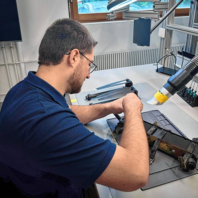 Dominik Faißt an der Drohne HAWK 2, die Signale zur Zieldrohne überbrückt.