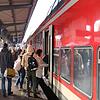 Berufsverkehr am Nachmittag auf dem Bahnsteig 2 des Donaueschinger Bahnhofs: Der Winterfahrplan 2019 dürfte Passagieraufkommen mit ...