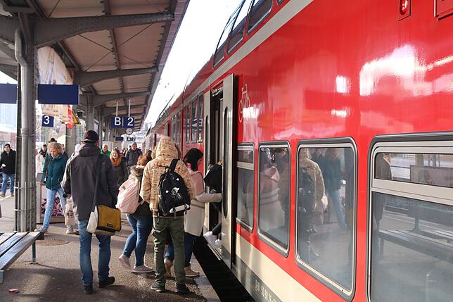 Berufsverkehr am Nachmittag auf dem Bahnsteig 2 des Donaueschinger Bahnhofs: Der Winterfahrplan 2019 dürfte Passagieraufkommen mit ...