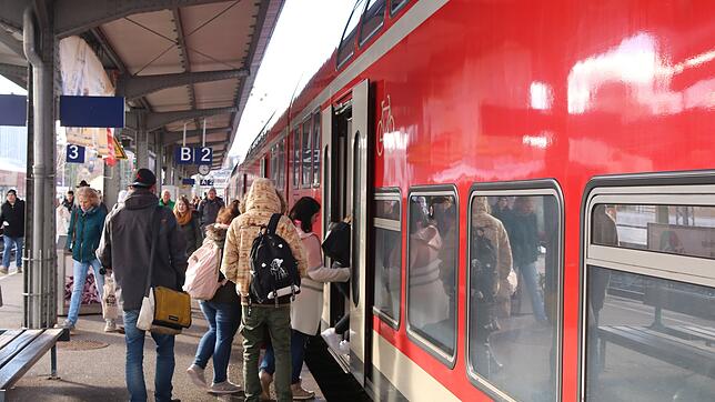 Berufsverkehr am Nachmittag auf dem Bahnsteig 2 des Donaueschinger Bahnhofs: Der Winterfahrplan 2019 dürfte Passagieraufkommen mit ...