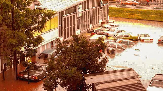 Ein Bild der Zerstörung bietet sich am 30. Juli 1980 auf dem Hof des Autohauses Bäsch. Nach dem Unwetter steht der Hof meterhoch unter ...