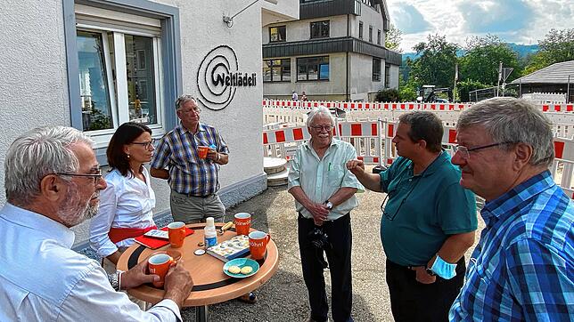 Bei einem spontanen Treffen zur Fairen Woche vor dem Murger Weltlädeli (von links): Georg Kirschbaum, Rita Schwarzelühr-Sutter, Herbert ...