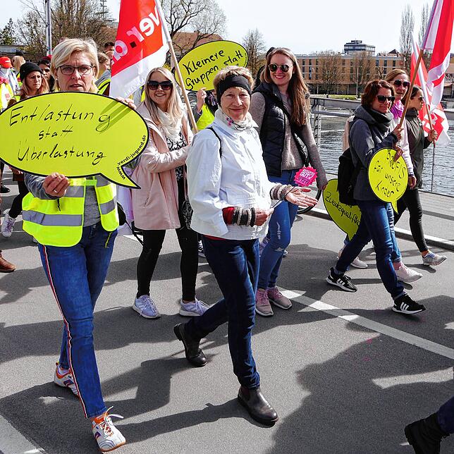 Geschätzt 150 Erzieherinnen und Erzieher machten am Streiktag auf ihre Forderungen aufmerksam, hier bei einem Demozug über die ...
