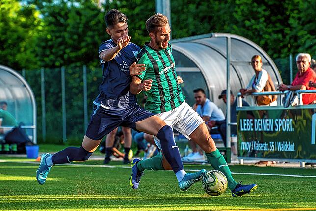 Bild 9: Titelanwärter FC Zell setzt sich mit 6:1 beim VfB Waldshut durch &ndash; und wir haben Bilder!