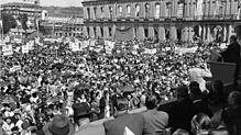 Tausende Heimatvertriebene protestieren im August 1950 vor dem Stuttgarter Neuen Schloss gegen die Abkommen, in denen die Abtrennung ...