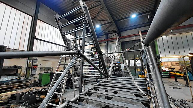 Dem Probeaufbau in der Halle früher im Jahr folgt bald der Echtaufbau am unteren Ende der Marienschlucht.