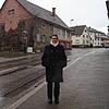 Ortsvorsteherin Dorothea Maier-Zepf steht in der Martin-Schleyer-Straße vor dem als Schandfleck wahrgenommenen Doppelhaus samt Anbau. Es ...