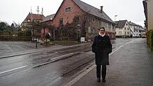 Ortsvorsteherin Dorothea Maier-Zepf steht in der Martin-Schleyer-Straße vor dem als Schandfleck wahrgenommenen Doppelhaus samt Anbau. Es ...
