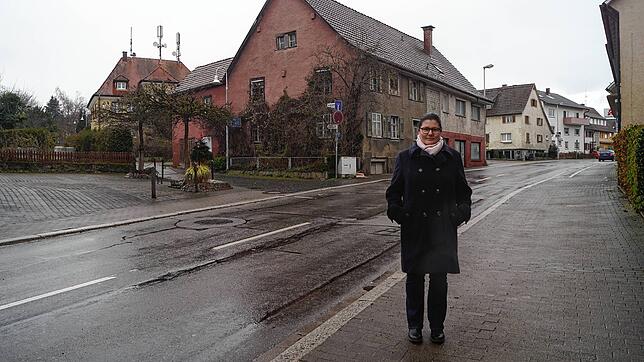 Ortsvorsteherin Dorothea Maier-Zepf steht in der Martin-Schleyer-Straße vor dem als Schandfleck wahrgenommenen Doppelhaus samt Anbau. Es ...
