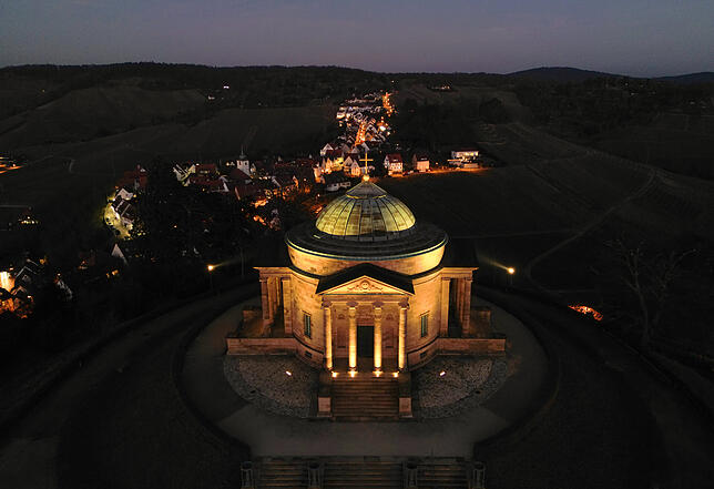 Am Abend wird die Grabkapelle auf dem Württemberg angestrahlt.
