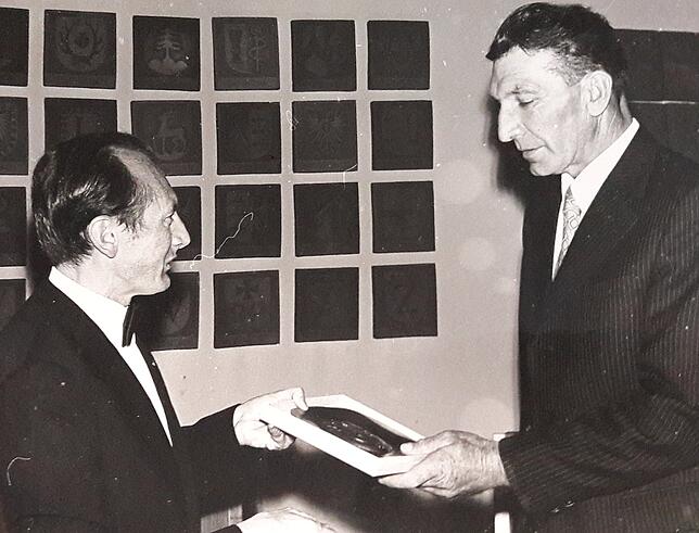 Der Stockacher Bürgermeister Franz Ziwey überreicht Bürgermeister Maier von Raithaslach bei der Eingliederung der Gemeinde einen ...