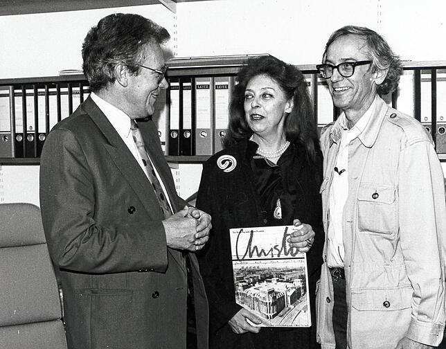 Kunst: Werner Dörflinger im Gespräch mit dem Künstlerpaar Jeanne-Claude und Christo im Jahr 1995 in dessen Bonner Abgeordneten-Büro.