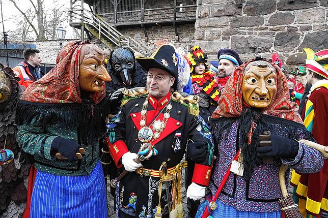 Nachdem der Kater ihnen entkommen ist, vergnügen sich die Gengenbacher Hexen eben mit Generalfeldmarschall Dominik Schaaf.