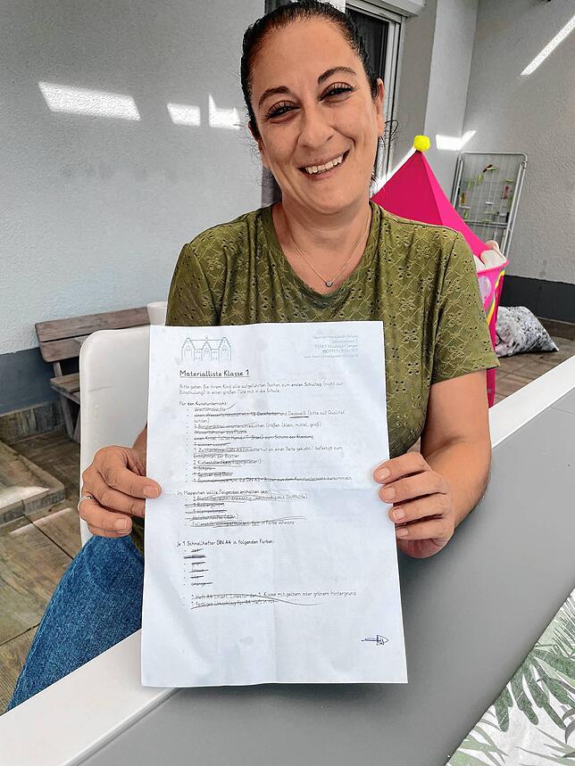Maria Cammisa Marinaro zeigt die Liste mit den Materialien, die sie für die Einschulung ihres Sohnes benötigt.