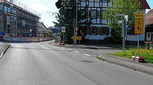 In der Ortsdurchfahrt von Untersiggingen ist die L204 voll gesperrt. Die Zufahrt zur Tankstelle ist jedoch frei. Bild: Wolf-Dieter Guip