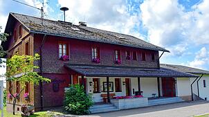 Idyllisch gelegen: Das neue Rathaus in Oberibach. Am 23. März 2025 sind die Ibacher Bürgerinnen und Bürger aufgerufen, einen neuen ...